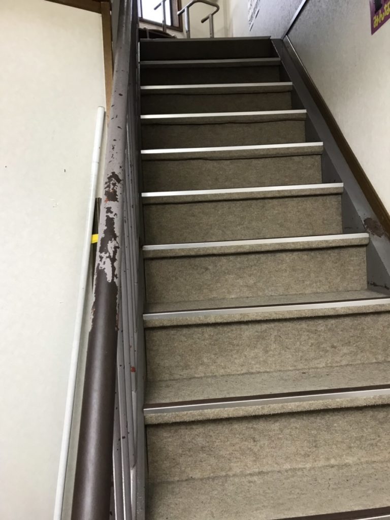 階段の手すりも消毒済みです！