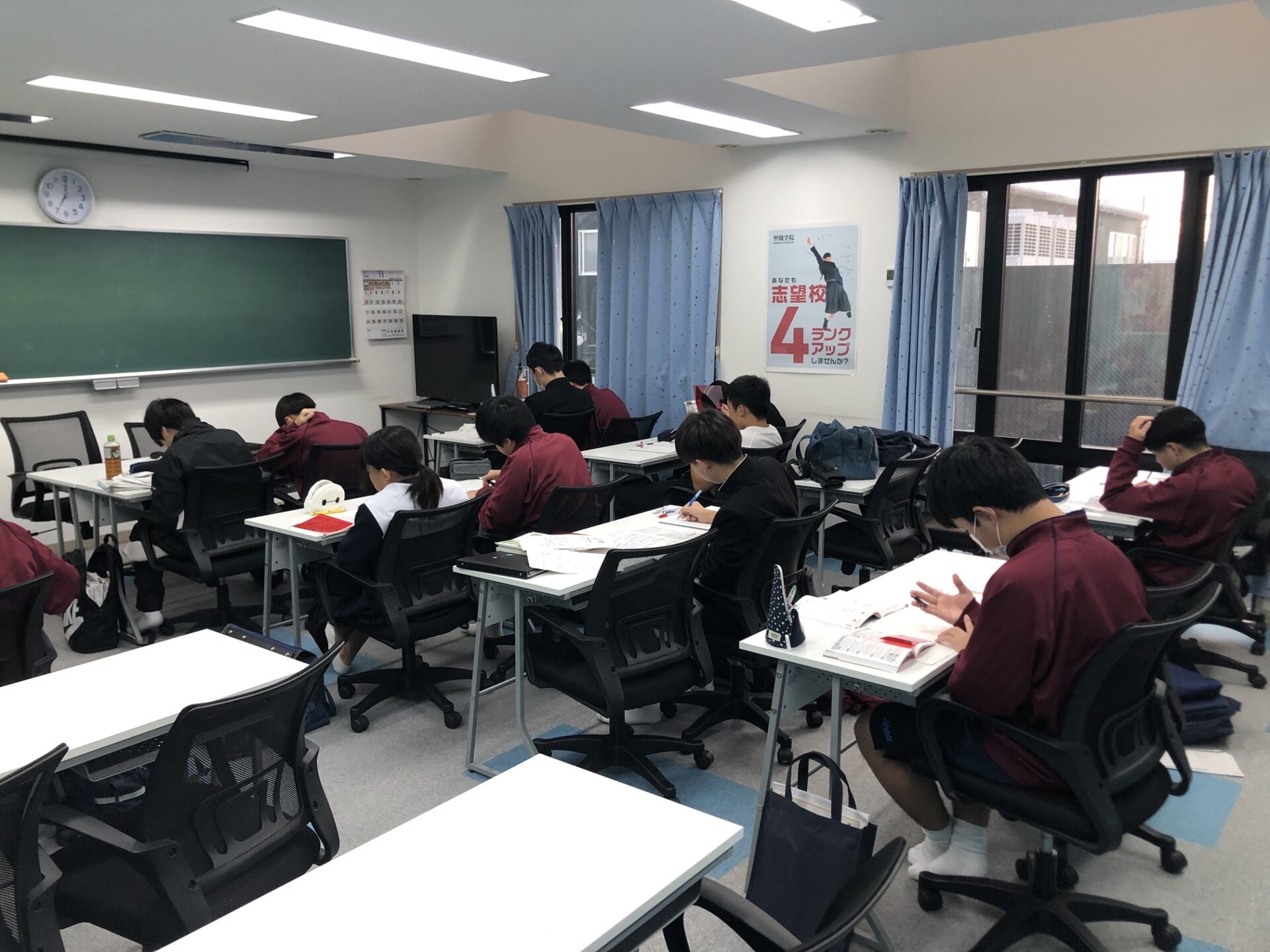 養老町の進学塾、東部校で早朝勉強会を実施しました（畑野）